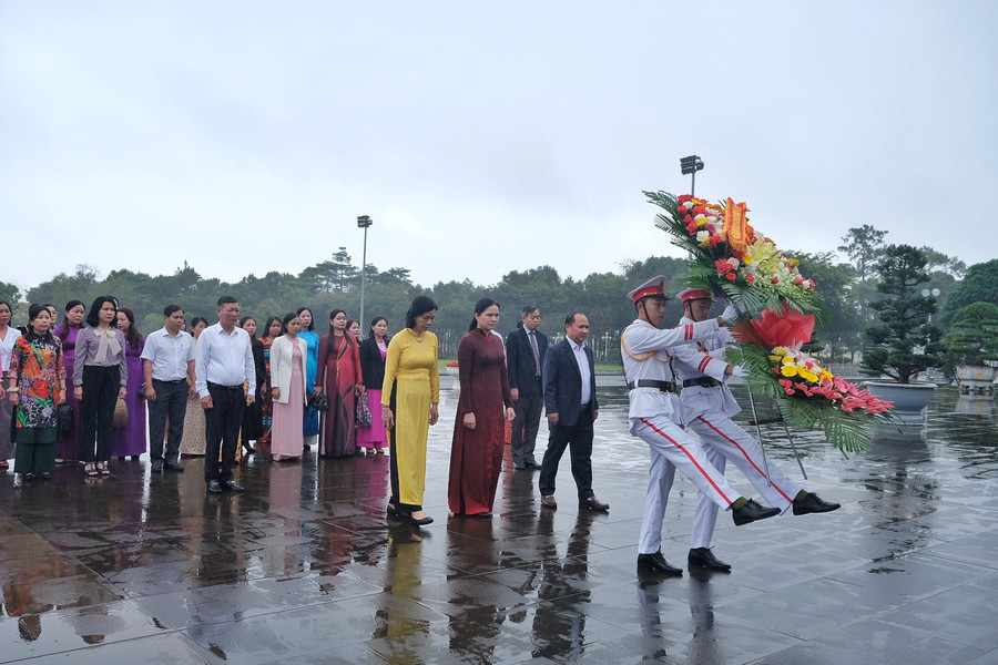Các đồng chí lãnh đạo và đại biểu dự hội thảo dâng hoa, dâng hương Chủ tịch Hồ Chí Minh tại Quảng trường Đại Đoàn Kết (TP. Pleiku). Ảnh: Minh Châu Các đồng chí lãnh đạo và đại biểu dự hội thảo dâng hoa, dâng hương Chủ tịch Hồ Chí Minh tại Quảng trường Đại Đoàn Kết (TP. Pleiku). Ảnh: Minh Châu