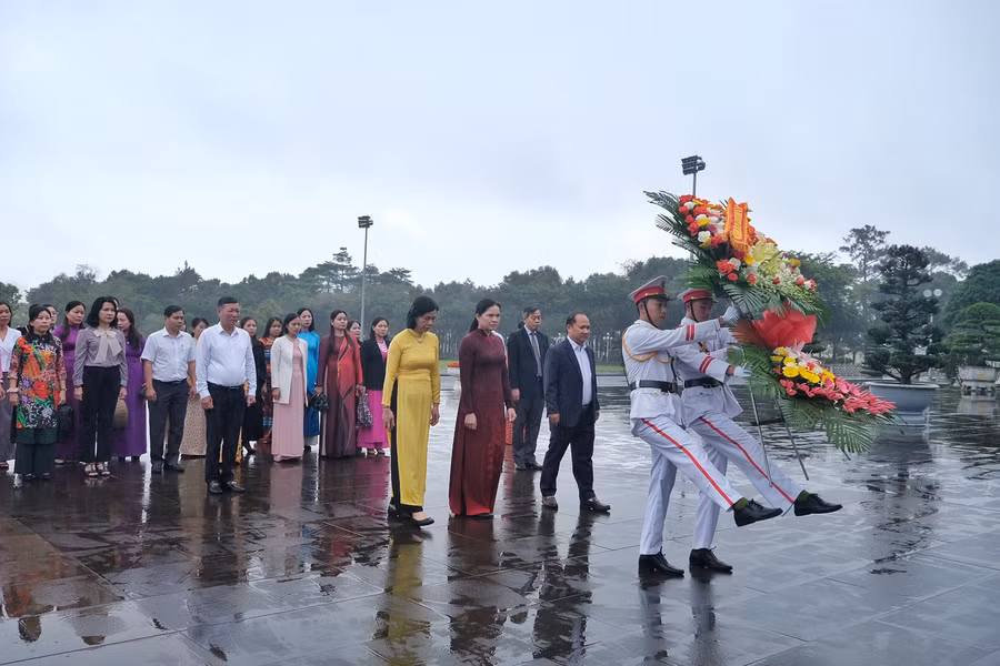 Các đồng chí lãnh đạo và đại biểu dự hội thảo dâng hoa, dâng hương Chủ tịch Hồ Chí Minh tại Quảng trường Đại Đoàn Kết (TP. Pleiku). Ảnh: Minh Châu