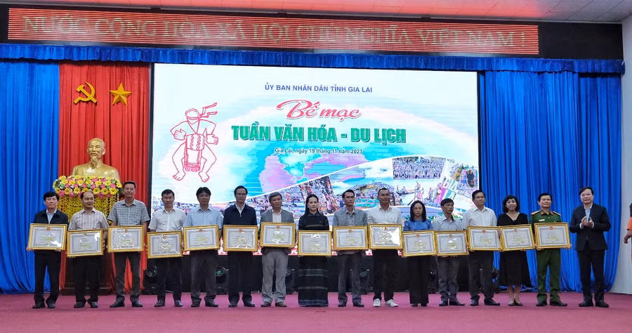 Chủ tịch UBND tỉnh Trương Hải Long tặng bằng khen cho các tập thể có thành tích trong công tác tổ chức, triển khai thực hiện các hoạt động Tuần Văn hóa-Du lịch tỉnh Gia Lai năm 2023. Ảnh: Hoàng Ngọc