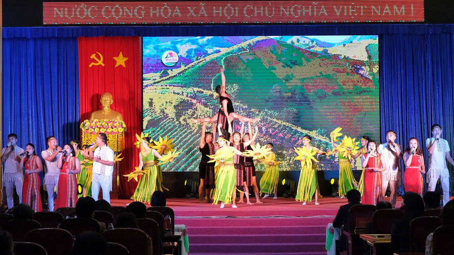 Tiết mục văn nghệ của Nhà hát ca múa nhạc tổng hợp Đam San chào mừng thành công của Tuần Văn hóa-Du lịch. Ảnh: Hoàng Ngọc Tiết mục văn nghệ của Nhà hát ca múa nhạc tổng hợp Đam San chào mừng thành công của Tuần Văn hóa-Du lịch. Ảnh: Hoàng Ngọc