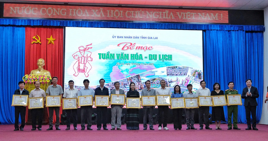 Chủ tịch UBND tỉnh Trương Hải Long tặng bằng khen cho các tập thể có thành tích trong công tác tổ chức, triển khai thực hiện các hoạt động Tuần Văn hóa-Du lịch tỉnh Gia Lai năm 2023. Ảnh: Hoàng Ngọc Chủ tịch UBND tỉnh Trương Hải Long tặng bằng khen cho các tập thể có thành tích trong công tác tổ chức, triển khai thực hiện các hoạt động Tuần Văn hóa-Du lịch tỉnh Gia Lai năm 2023. Ảnh: Hoàng Ngọc