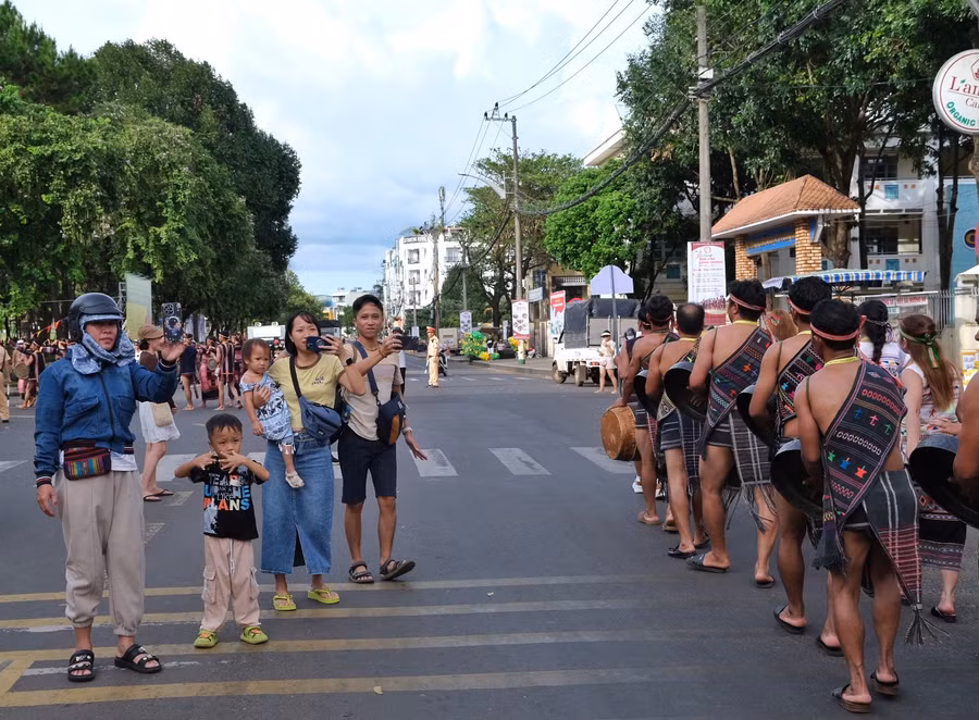 Nâng cao chất lượng và sức cạnh tranh của sản phẩm, dịch vụ du lịch để thu hút khách đến lưu trú dài hơn, chi tiêu nhiều hơn. Ảnh: Minh Châu
