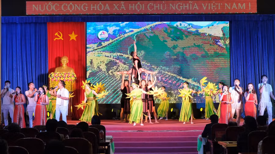 Tiết mục văn nghệ của Nhà hát ca múa nhạc tổng hợp Đam San chào mừng thành công của Tuần Văn hóa-Du lịch. Ảnh: Hoàng Ngọc