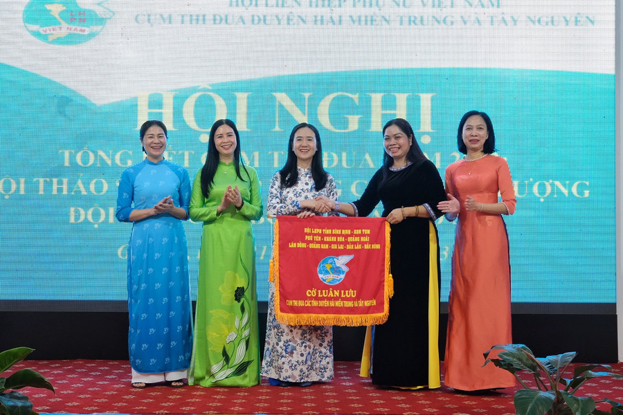 Bàn giao cờ thi đua cho Hội LHPN tỉnh Khánh Hòa làm Cụm trưởng năm 2024. Ảnh: Minh Châu Bàn giao cờ thi đua cho Hội LHPN tỉnh Khánh Hòa làm Cụm trưởng năm 2024. Ảnh: Minh Châu