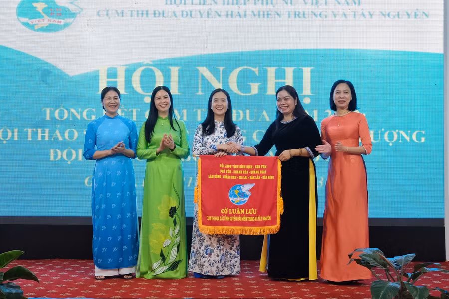 Bàn giao cờ thi đua cho Hội LHPN tỉnh Khánh Hòa làm Cụm trưởng năm 2024. Ảnh: Minh Châu