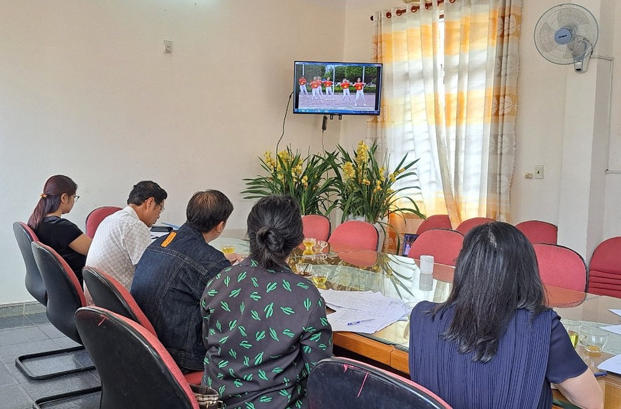Ban giám khảo chấm thi vòng sơ khảo cấp tỉnh bằng hình thức trực tuyến. Ảnh: Minh Châu