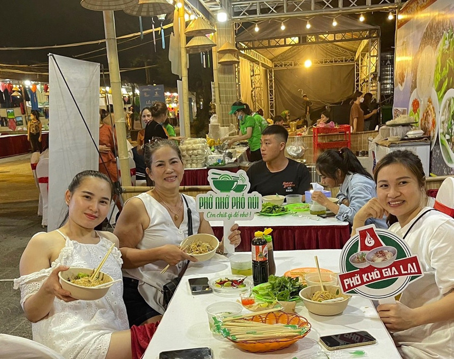 Thực khách thưởng thức phở khô Gia Lai tại lễ hội. Ảnh: Bùi Hương Thảo