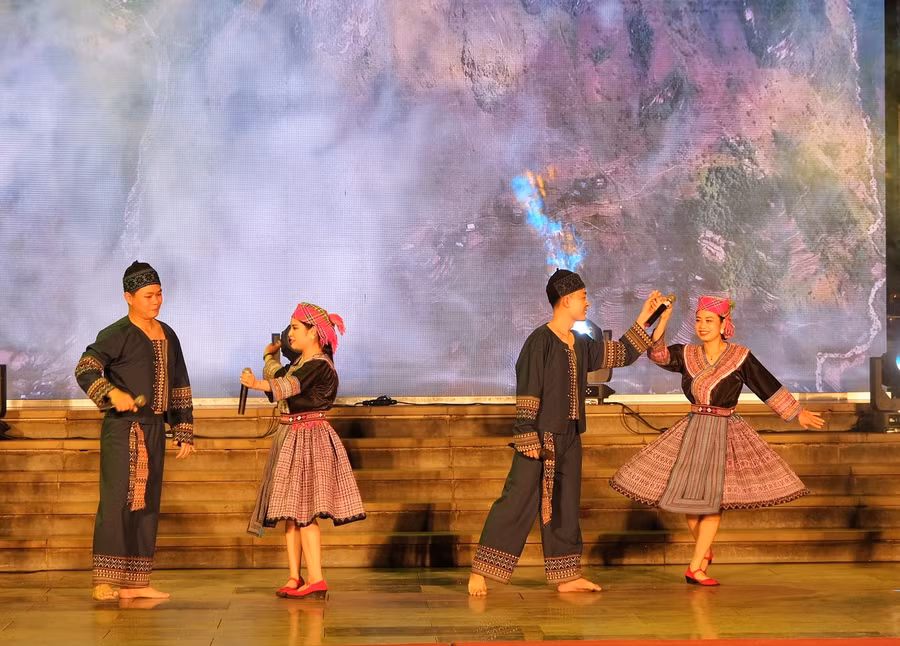 Tiết mục hát đồng dao dân tộc Mông của đoàn Thái Nguyên. Ảnh: Hoàng Ngọc Tiết mục hát đồng dao dân tộc Mông của đoàn Thái Nguyên. Ảnh: Hoàng Ngọc