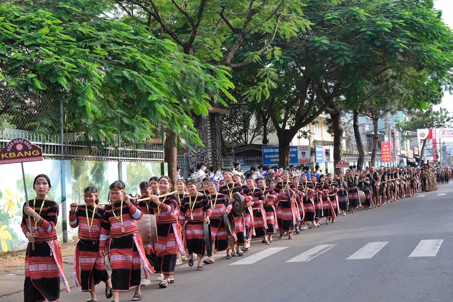 Đội chiêng nữ làng Leng (xã Tơ Tung, huyện Kbang) được thành lập đầu tiên trong tỉnh, đặt nền móng cho sự phát triển cồng chiêng nữ tại Gia Lai. Ảnh: Hoàng Ngọc Đội chiêng nữ làng Leng (xã Tơ Tung, huyện Kbang) được thành lập đầu tiên trong tỉnh, đặt nền móng cho sự phát triển cồng chiêng nữ tại Gia Lai. Ảnh: Hoàng Ngọc