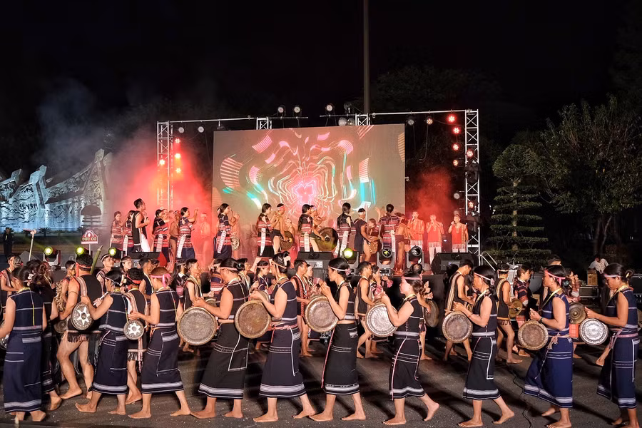 Cồng chiêng nữ góp sắc màu trong Liên hoan trình diễn cồng chiêng Tây Nguyên tại tỉnh Gia Lai 2023. Ảnh: Hoàng Ngọc Cồng chiêng nữ góp sắc màu trong Liên hoan trình diễn cồng chiêng Tây Nguyên tại tỉnh Gia Lai 2023. Ảnh: Hoàng Ngọc