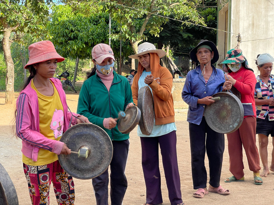 Phụ nữ Bahnar làng Mơ Hra-Đáp, xã Kông Lơng Khơng, huyện Kbang tập luyện các bài nhạc chiêng truyền thống sau giờ lao động. Ảnh: Hoàng Ngọc Phụ nữ Bahnar làng Mơ Hra-Đáp, xã Kông Lơng Khơng, huyện Kbang tập luyện các bài nhạc chiêng truyền thống sau giờ lao động. Ảnh: Hoàng Ngọc