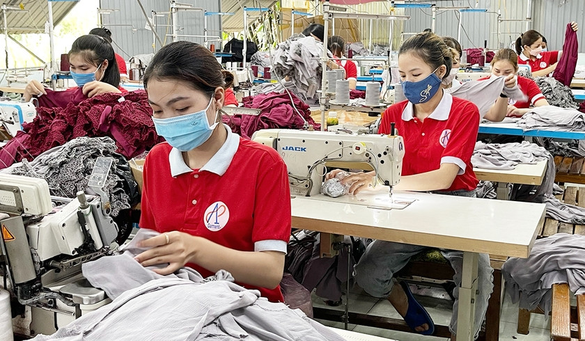 Lao động nữ làm việc tại HTX may gia công An Phú-đây là mô hình kinh tế tập thể do hội phụ nữ hỗ trợ thành lập . Ảnh: Minh Châu