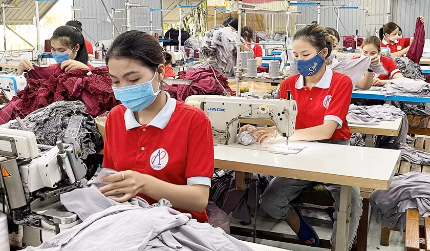 Lao động nữ làm việc tại HTX may gia công An Phú-đây là mô hình kinh tế tập thể do hội phụ nữ hỗ trợ thành lập . Ảnh: Minh Châu