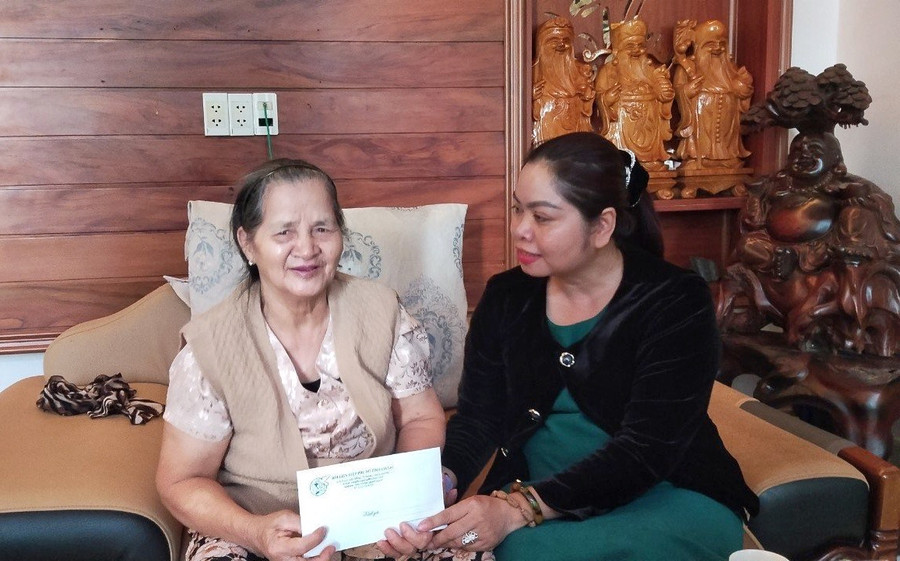 Bà Rơ Chăm H’Hồng-Chủ tịch Hội LHPN tỉnh thăm, chúc Tết cán bộ Hội hưu trí sinh sống trên địa bàn TP. Pleiku. Ảnh: Minh Châu Bà Rơ Chăm H’Hồng-Chủ tịch Hội LHPN tỉnh thăm, chúc Tết cán bộ Hội hưu trí sinh sống trên địa bàn TP. Pleiku. Ảnh: Minh Châu