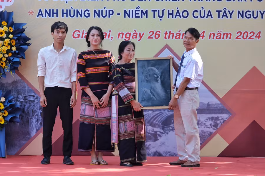 Gia đình Anh hùng Núp trao tặng hiện vật cho Bảo tàng tỉnh Gia Lai . Ảnh: Hoàng Ngọc Gia đình Anh hùng Núp trao tặng hiện vật cho Bảo tàng tỉnh Gia Lai . Ảnh: Hoàng Ngọc
