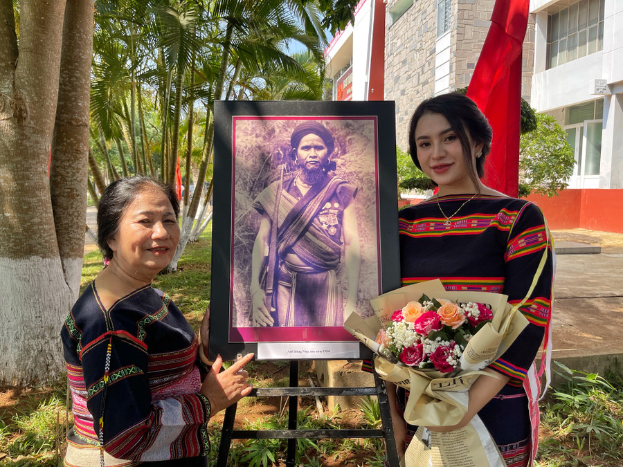 Người thân chụp ảnh bên chân dung Anh hùng Núp tại triển lãm. Ảnh: Hoàng Ngọc Người thân chụp ảnh bên chân dung Anh hùng Núp tại triển lãm. Ảnh: Hoàng Ngọc