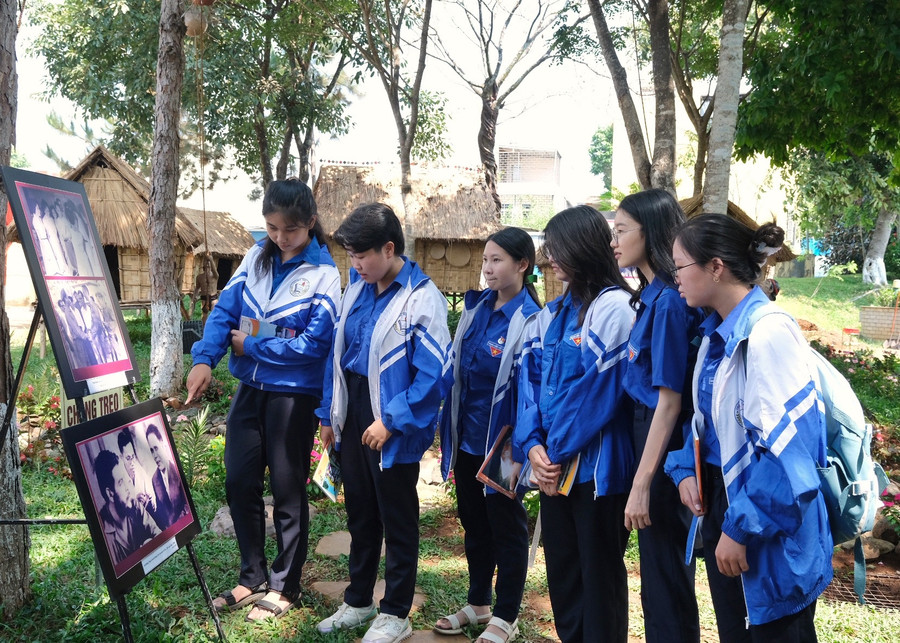 Học sinh tìm hiểu về cuộc đời và sự nghiệp Anh hùng Núp-già làng của Tây Nguyên. Ảnh: Hoàng Ngọc Học sinh tìm hiểu về cuộc đời và sự nghiệp Anh hùng Núp-già làng của Tây Nguyên. Ảnh: Hoàng Ngọc