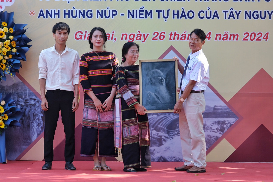 Gia đình Anh hùng Núp trao tặng hiện vật cho Bảo tàng tỉnh Gia Lai. Ảnh: Minh Châu