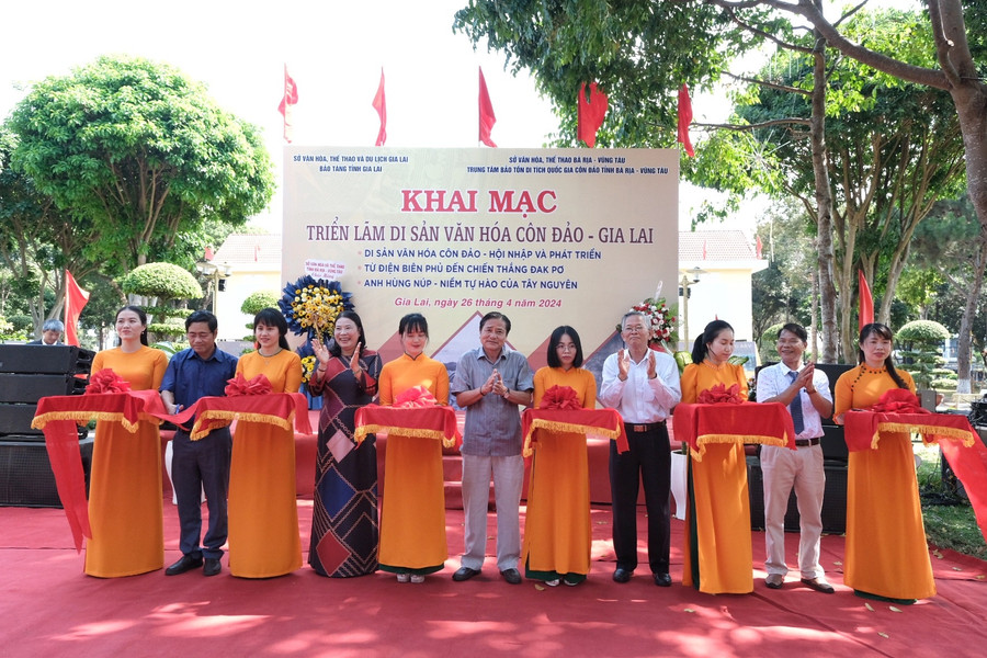 Cắt băng khai mạc triển lãm. Ảnh: Hoàng Ngọc Cắt băng khai mạc triển lãm. Ảnh: Hoàng Ngọc