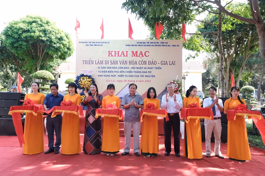 Cắt băng khai mạc triển lãm. Ảnh: Hoàng Ngọc Cắt băng khai mạc triển lãm. Ảnh: Hoàng Ngọc
