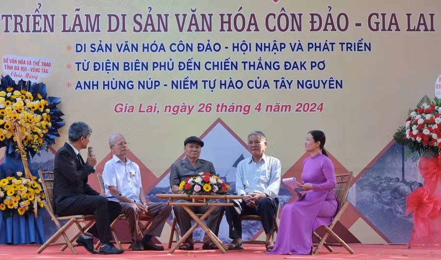 Các cựu tù chính trị người Gia Lai bị tù đày ở Nhà tù Côn Đảo chia sẻ những câu chuyện một thời ở “địa ngục trần gian”. Ảnh: Hoàng Ngọc Các cựu tù chính trị người Gia Lai bị tù đày ở Nhà tù Côn Đảo chia sẻ những câu chuyện một thời ở “địa ngục trần gian”. Ảnh: Hoàng Ngọc