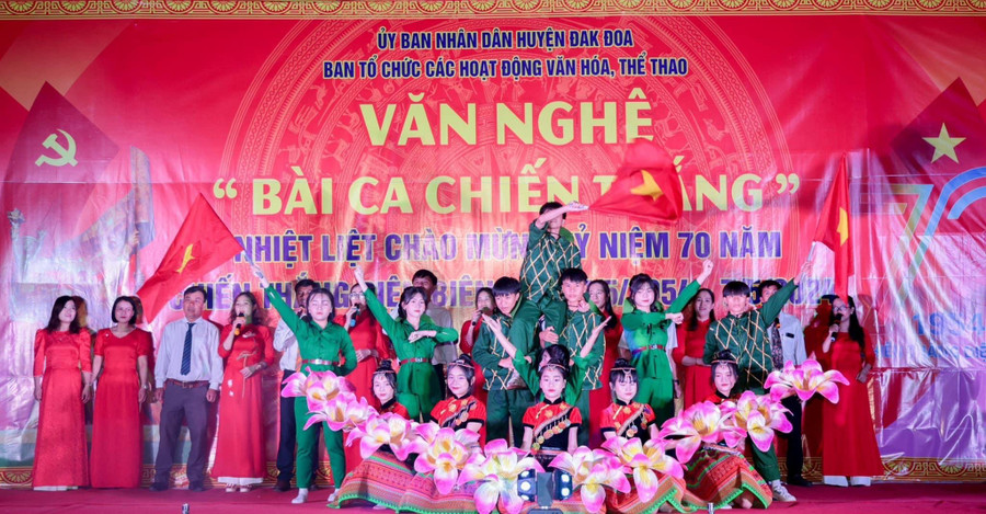 Một tiết mục trong chương trình "Bài ca chiến thắng". Ảnh: Tuấn Nguyễn Một tiết mục trong chương trình "Bài ca chiến thắng". Ảnh: Tuấn Nguyễn