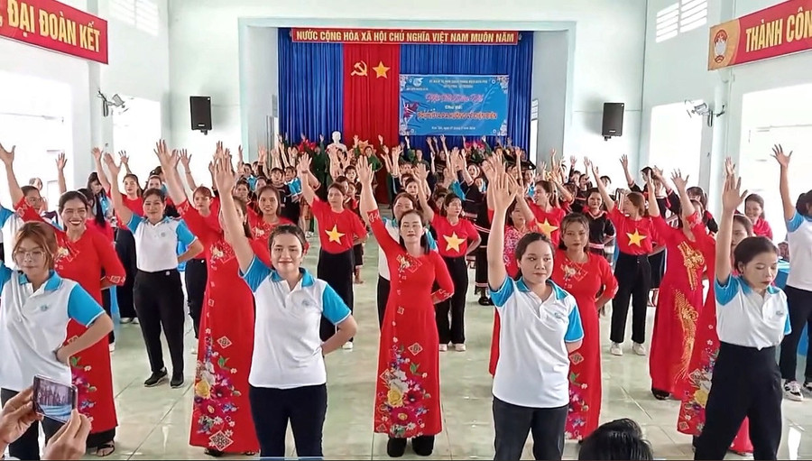 Trên 100 hội viên phụ nữ thuộc cụm thi đua số 1 đồng diễn dân vũ trên nền nhạc 3 ca khúc “Qua miền Tây Bắc”, “Chiến thắng Điện Biên”, “Inh lả ơi”. Ảnh: Minh Châu Trên 100 hội viên phụ nữ thuộc cụm thi đua số 1 đồng diễn dân vũ trên nền nhạc 3 ca khúc “Qua miền Tây Bắc”, “Chiến thắng Điện Biên”, “Inh lả ơi”. Ảnh: Minh Châu