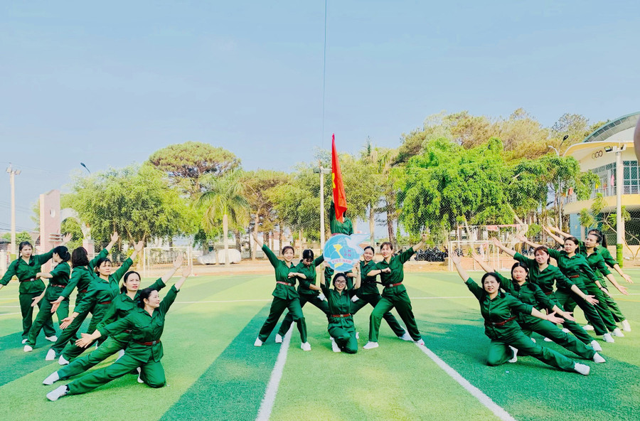 Tiết mục dân vũ của phụ nữ huyện Mang Yang tái hiện không khí hào hùng chiến thắng lịch sử Điện Biên Phủ. Ảnh: Minh Châu