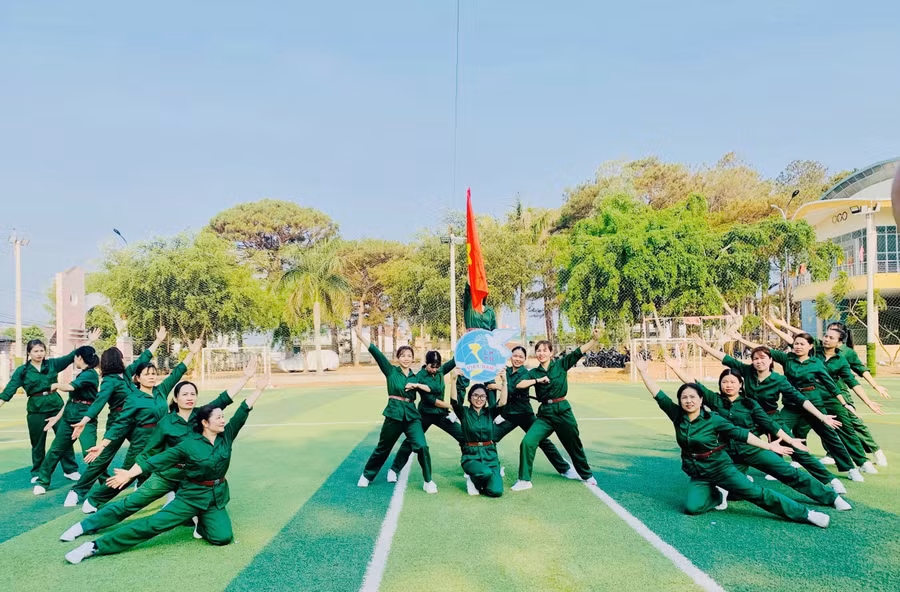 Tiết mục dân vũ của phụ nữ huyện Mang Yang tái hiện không khí hào hùng chiến thắng lịch sử Điện Biên Phủ. Ảnh: Minh Châu