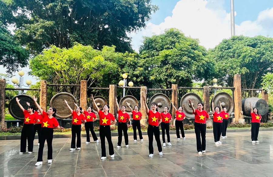 Phụ nữ TP. Pleiku (tỉnh Gia Lai) đồng diễn dân vũ tại Quảng trường Đại Đoàn Kết hướng về Điện Biên. Ảnh: Minh Châu