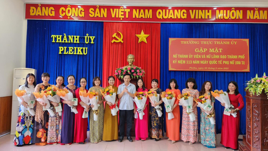 Tặng hoa chúc mừng các nữ cán bộ, lãnh đạo. Ảnh: Bá Bính Tặng hoa chúc mừng các nữ cán bộ, lãnh đạo. Ảnh: Bá Bính