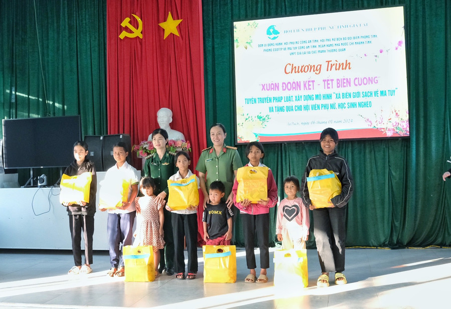 Chương trình tặng quà Tết cho học sinh nghèo vượt khó của xã. Ảnh: Minh Châu Chương trình tặng quà Tết cho học sinh nghèo vượt khó của xã. Ảnh: Minh Châu