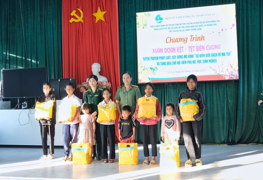 Chương trình tặng quà Tết cho học sinh nghèo vượt khó của xã. Ảnh: Minh Châu