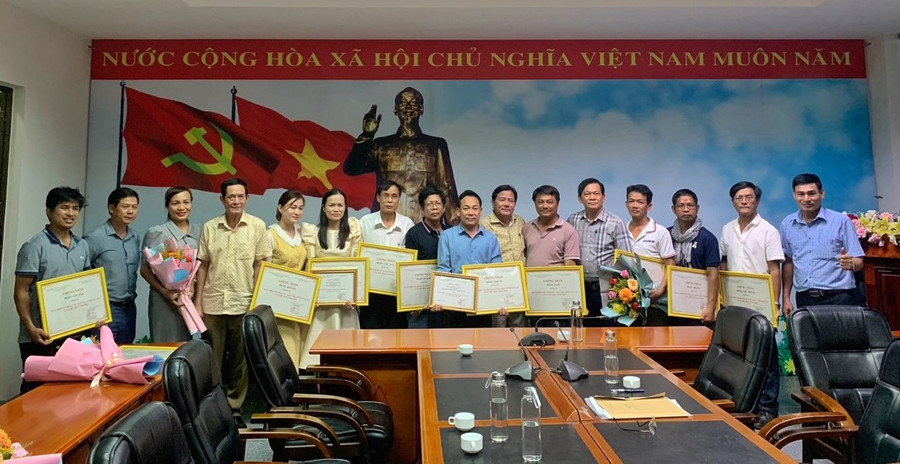 Trao chứng nhận cho các đoàn tham gia Ngày hội Văn hóa các dân tộc tỉnh Gia Lai lần thứ II-năm 2023 . Ảnh: Hoàng Ngọc Trao chứng nhận cho các đoàn tham gia Ngày hội Văn hóa các dân tộc tỉnh Gia Lai lần thứ II-năm 2023 . Ảnh: Hoàng Ngọc