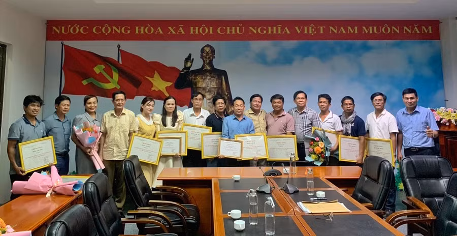 Trao chứng nhận cho các đoàn tham gia Ngày hội Văn hóa các dân tộc tỉnh Gia Lai lần thứ II-năm 2023 . Ảnh: Hoàng Ngọc