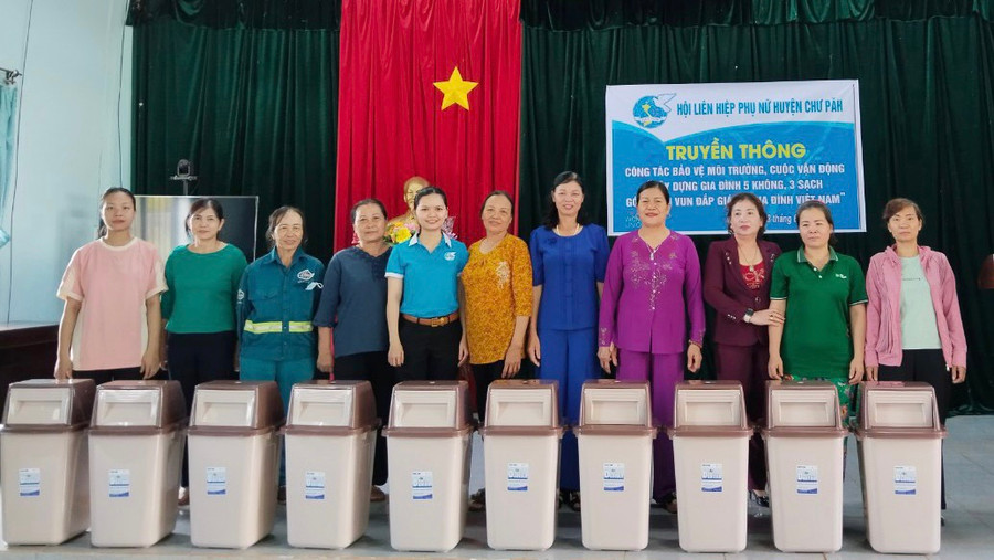 Tặng thùng rác nắp lật và hướng dẫn sử dụng phân loại rác cho hội viên phụ nữ, nâng cao nhận thức để cùng hành động bảo vệ môi trường. Ảnh: Minh Châu