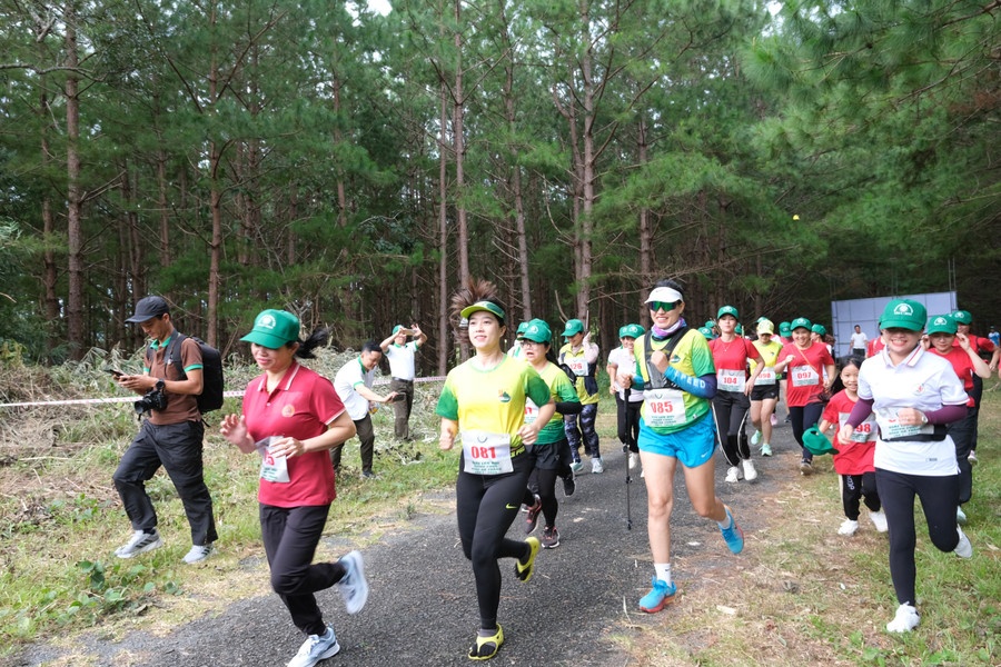 Các vận động viên nữ hào hứng xuất phát. Ảnh: Hoàng Ngọc Các vận động viên nữ hào hứng xuất phát. Ảnh: Hoàng Ngọc