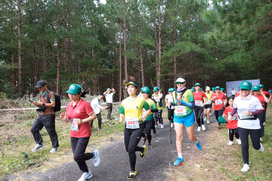 Các vận động viên nữ hào hứng xuất phát. Ảnh: Hoàng Ngọc