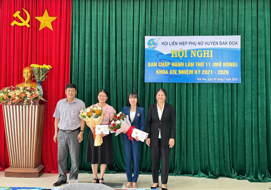 Trao kỷ niệm chương “Vì sự phát triển của Phụ nữ Việt Nam” cho 2 cá nhân xuất sắc. Ảnh: Minh Châu Trao kỷ niệm chương “Vì sự phát triển của Phụ nữ Việt Nam” cho 2 cá nhân xuất sắc. Ảnh: Minh Châu