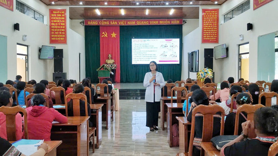 Truyền thông vận động phụ nữ dân tộc thiểu số huyện Mang Yang đến sinh con tại cơ sở y tế. Ảnh: MINH CHÂU Truyền thông vận động phụ nữ dân tộc thiểu số huyện Mang Yang đến sinh con tại cơ sở y tế. Ảnh: MINH CHÂU