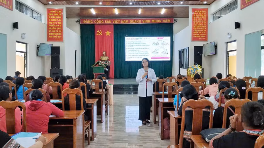 Truyền thông vận động phụ nữ dân tộc thiểu số huyện Mang Yang đến sinh con tại cơ sở y tế. Ảnh: MINH CHÂU