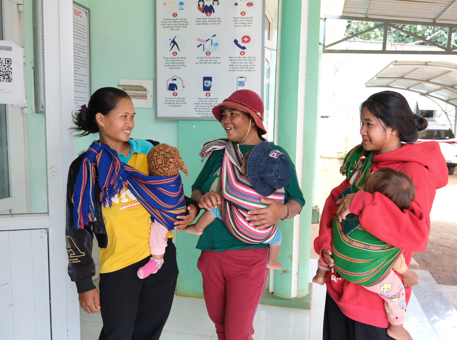 Các chiến dịch truyền thông giúp phụ nữ, trẻ em dân tộc thiểu số cập nhật được thông tin, kiến thức để tiếp cận tốt hơn với các dịch vụ chăm sóc sức khỏe tại địa phương. Ảnh: MINH CHÂU Các chiến dịch truyền thông giúp phụ nữ, trẻ em dân tộc thiểu số cập nhật được thông tin, kiến thức để tiếp cận tốt hơn với các dịch vụ chăm sóc sức khỏe tại địa phương. Ảnh: MINH CHÂU