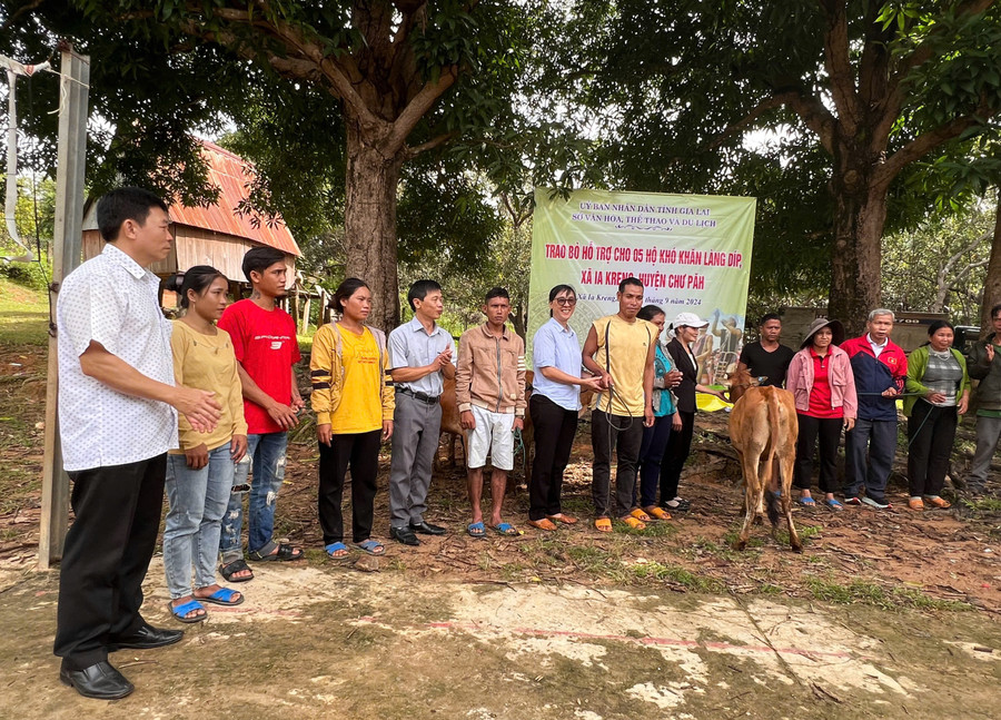Sở Văn hóa-Thể thao và Du lịch Gia Lai tặng bò cho các hộ khó khăn ở làng Díp, xã Ia Kreng, huyện Chư Păh. Ảnh: Minh Châu Sở Văn hóa-Thể thao và Du lịch Gia Lai tặng bò cho các hộ khó khăn ở làng Díp, xã Ia Kreng, huyện Chư Păh. Ảnh: Minh Châu