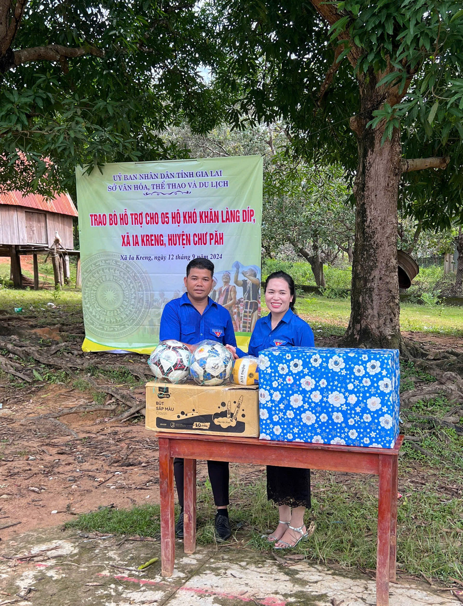 Chi đoàn Sở Văn hóa-Thể thao và Du lịch tặng 1 số đồ chơi thể thao và quà trung thu cho trẻ em. Ảnh: Minh Châu Chi đoàn Sở Văn hóa-Thể thao và Du lịch tặng 1 số đồ chơi thể thao và quà trung thu cho trẻ em. Ảnh: Minh Châu