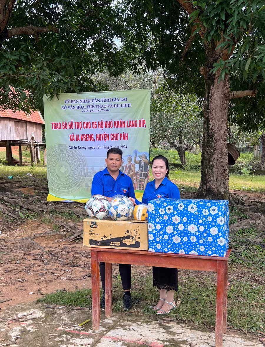 Chi đoàn Sở Văn hóa-Thể thao và Du lịch tặng 1 số đồ chơi thể thao và quà trung thu cho trẻ em. Ảnh: Minh Châu