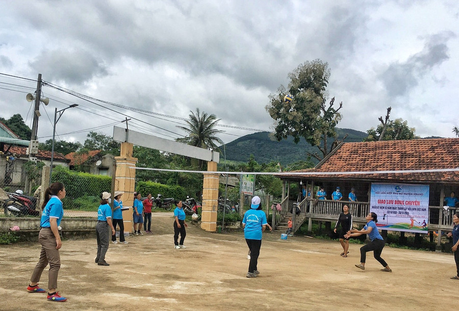 Nhiều hoạt động giao lưu bóng chuyền nữ diễn ra khích lệ tinh thần rèn luyện thể dục thể thao trong hội viên phụ nữ. Ảnh: Minh Châu Nhiều hoạt động giao lưu bóng chuyền nữ diễn ra khích lệ tinh thần rèn luyện thể dục thể thao trong hội viên phụ nữ. Ảnh: Minh Châu