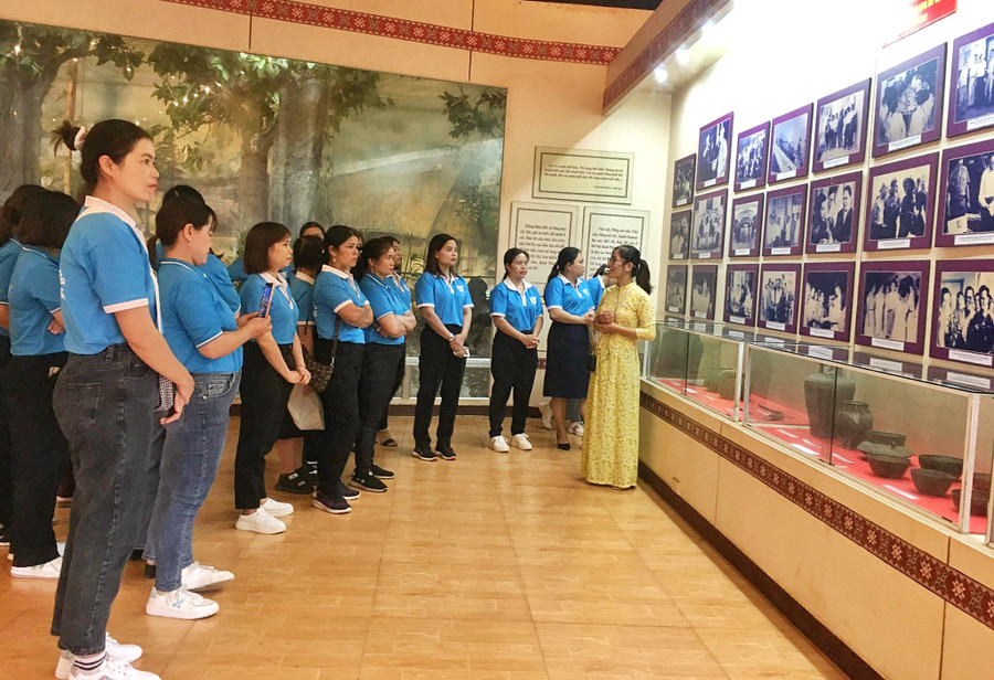 Hội LHPN huyện Kbang tham quan nhà lưu niệm Anh hùng Núp, xã Tơ tung. Ảnh: Minh Châu Hội LHPN huyện Kbang tham quan nhà lưu niệm Anh hùng Núp, xã Tơ tung. Ảnh: Minh Châu