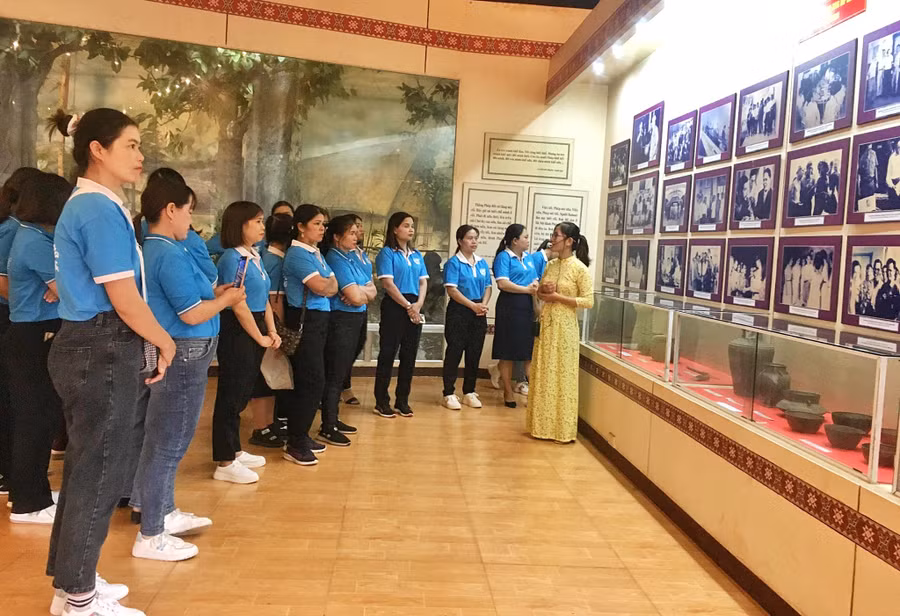 Hội LHPN huyện Kbang tham quan nhà lưu niệm Anh hùng Núp, xã Tơ tung. Ảnh: Minh Châu