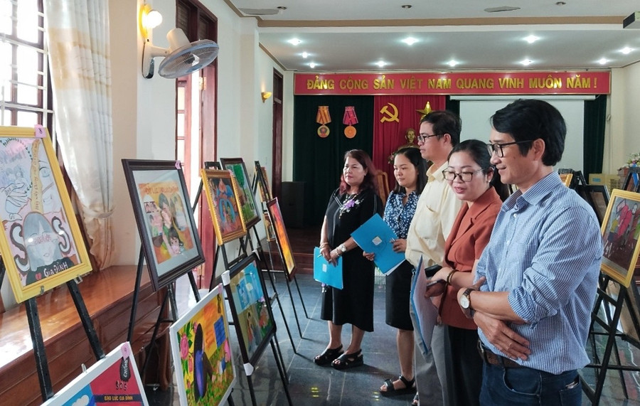 Ban giám khảo chấm các tác phẩm dự thi vòng chung khảo cấp tỉnh. Ảnh Minh Vy