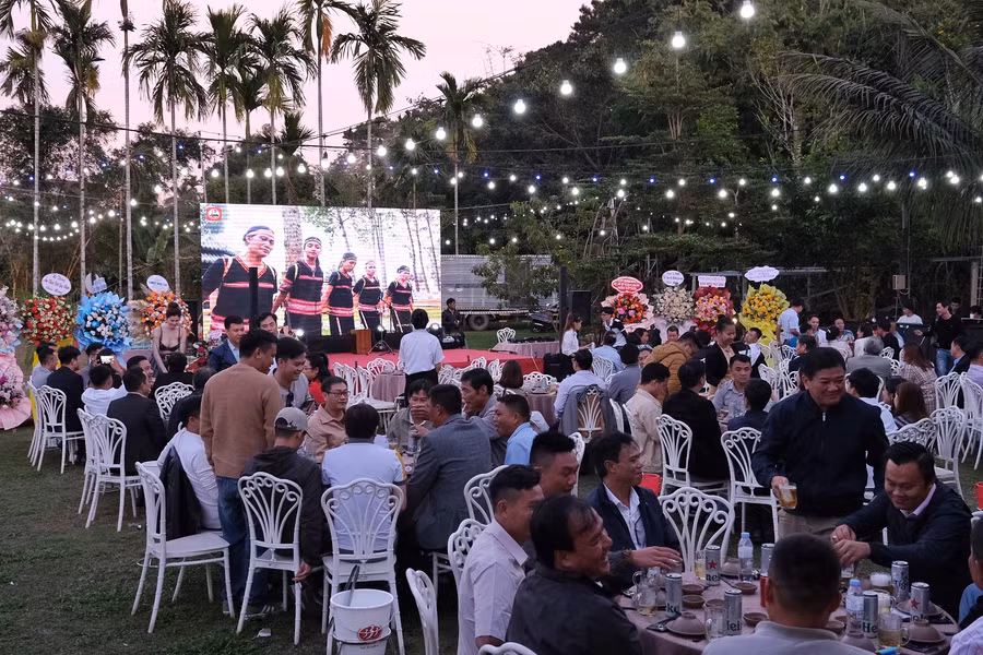 Cuộc hội ngộ ấm cúng trước thềm năm mới của cộng đồng du lịch các tỉnh tại TP. Pleiku trong tâm thế phấn chấn, quyết tâm đồng hành cùng đi xa trong năm 2024. Ảnh: Minh Châu